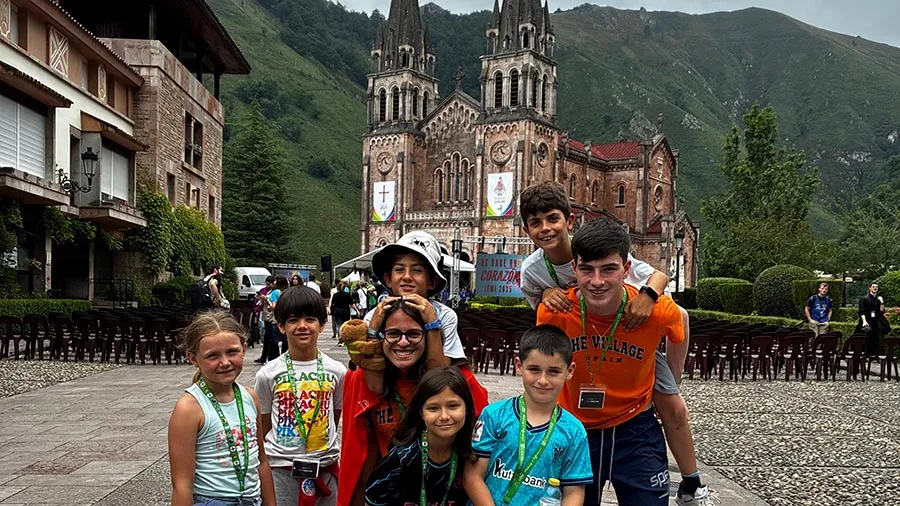 Jeunes en excursion à la montagne asturienne posant devant la basilique de Covadonga