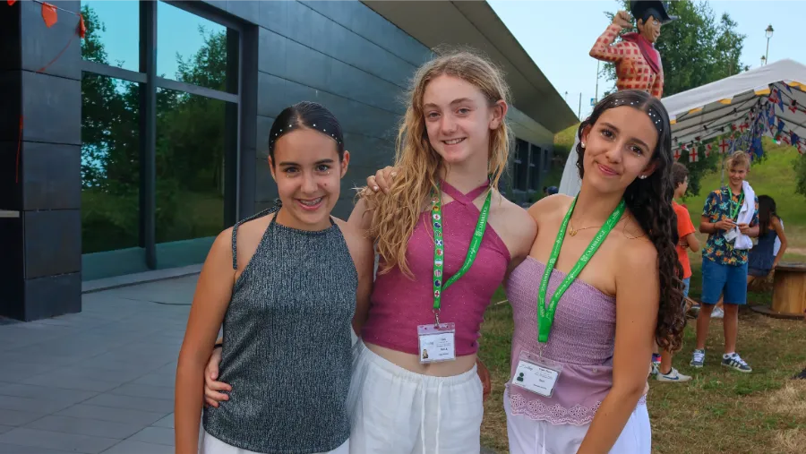 Trois filles à l'hôtel Balagares, siège du camp the Village