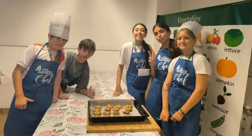 Grupo de participantes en la actividad de Cooking del campamento en inglés the Village.