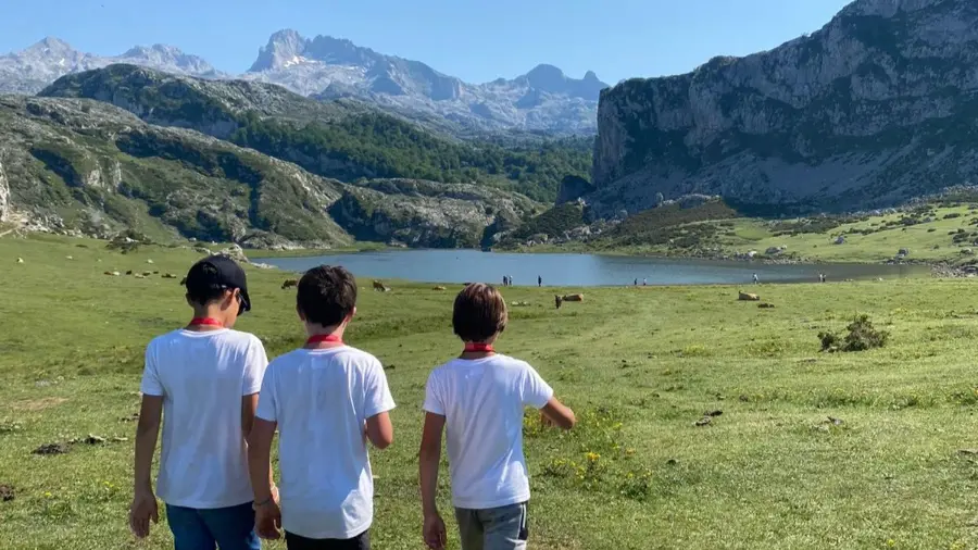 Giovani davanti a un lago durante un'escursione al campo estivo di inglese the Village